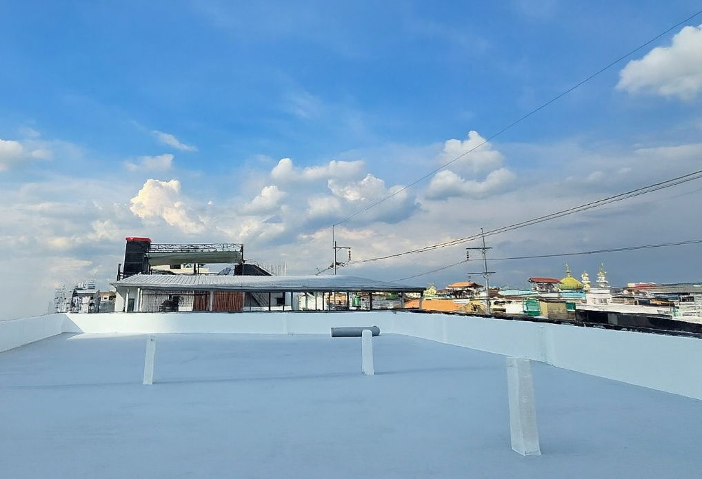 picture Commercial building, 5 units, in good condition with parking, near BTS ** NO CO-AGENT ** - 9/10