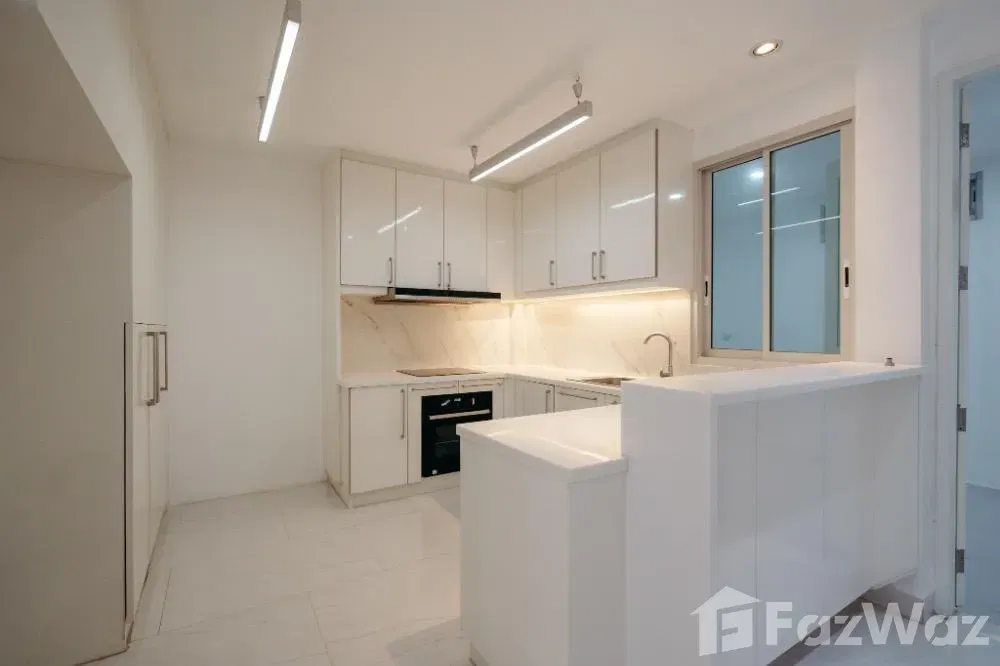 picture 4 Bedroom Townhouse for sale in Khlong Toei Nuea, Bangkok  5605767 - 9/16