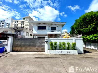 Houses for sale Huai Khwang : 4 Bedroom House for sale in Sam Sen Nok, Bangkok  5667658