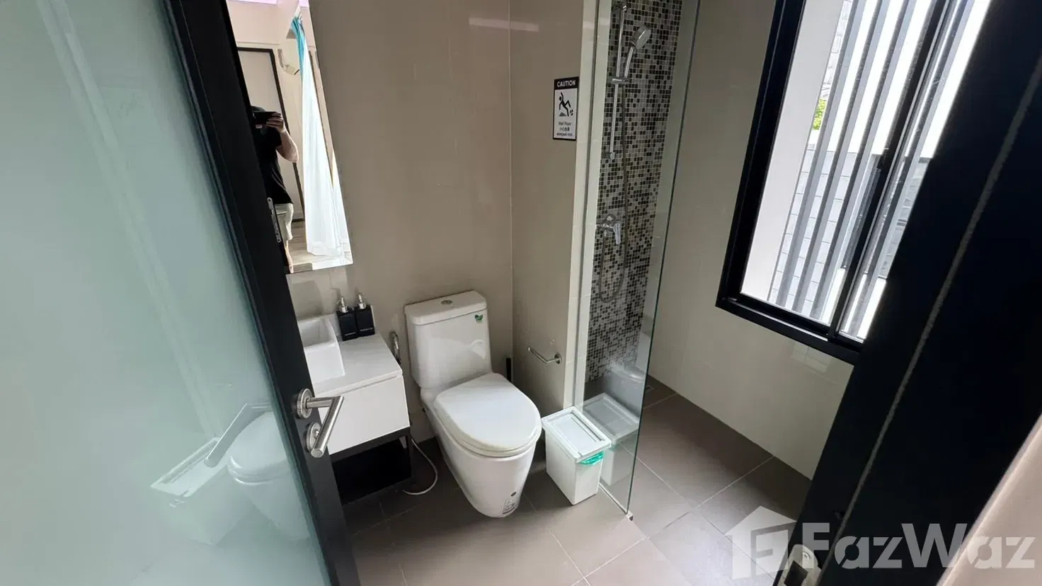 picture Contemporary 5-Bedroom Laguna Park Townhouse with Private Gr 5716928 - 25/28