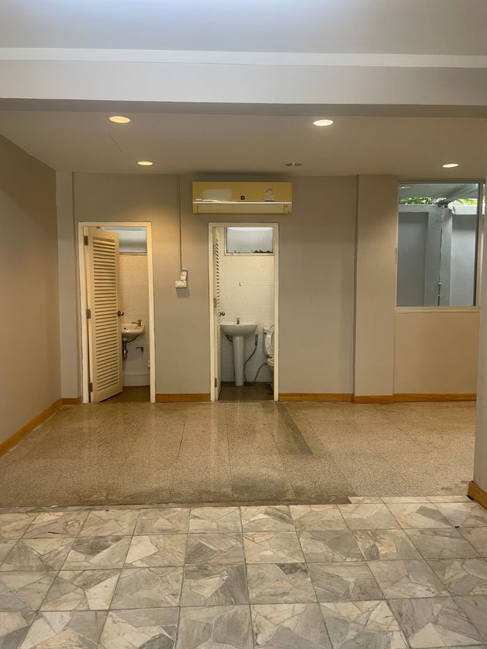 picture (D008) 2-storey house for rent, Sukhumvit 31, behind Prasarnmit Demonstration School, can park 2 cars. - 4/7