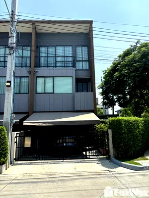 Townhouses for sale ม.นานาชาติแสตมฟอร์ด : Baan Klang Muang Sukhumvit - Onnut 5714510