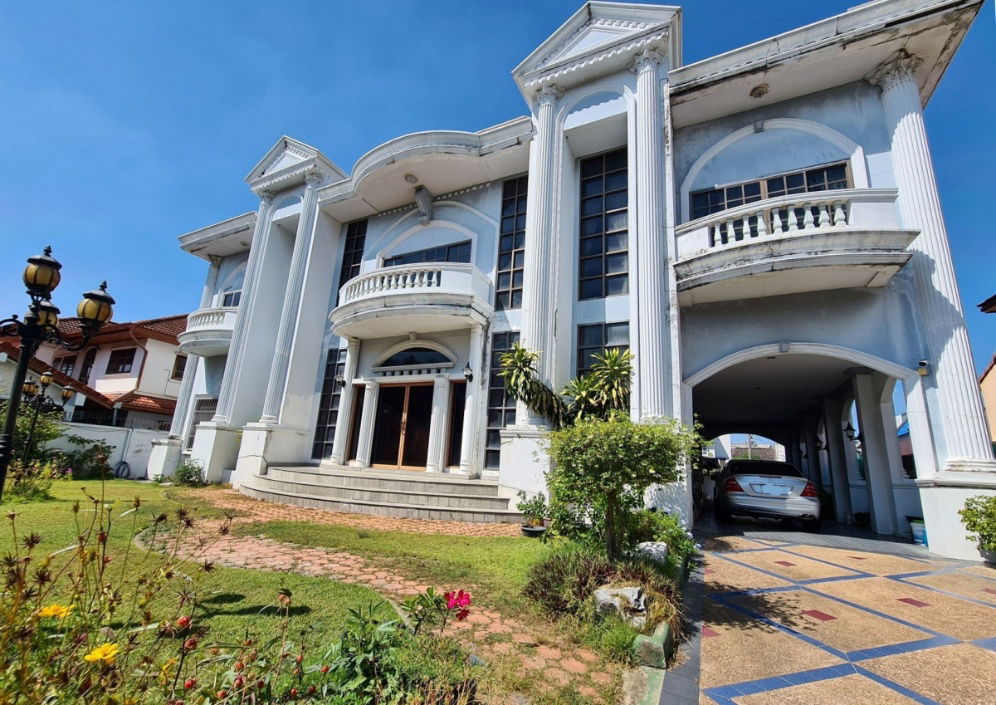 picture TA8121📲LineID @556ryccg🏡Ratchayothin House 900sqm Land 860 sqm 11 Bedroom 7 Parking Senanikom1 BTS Senanikom 2.5km - 2/25