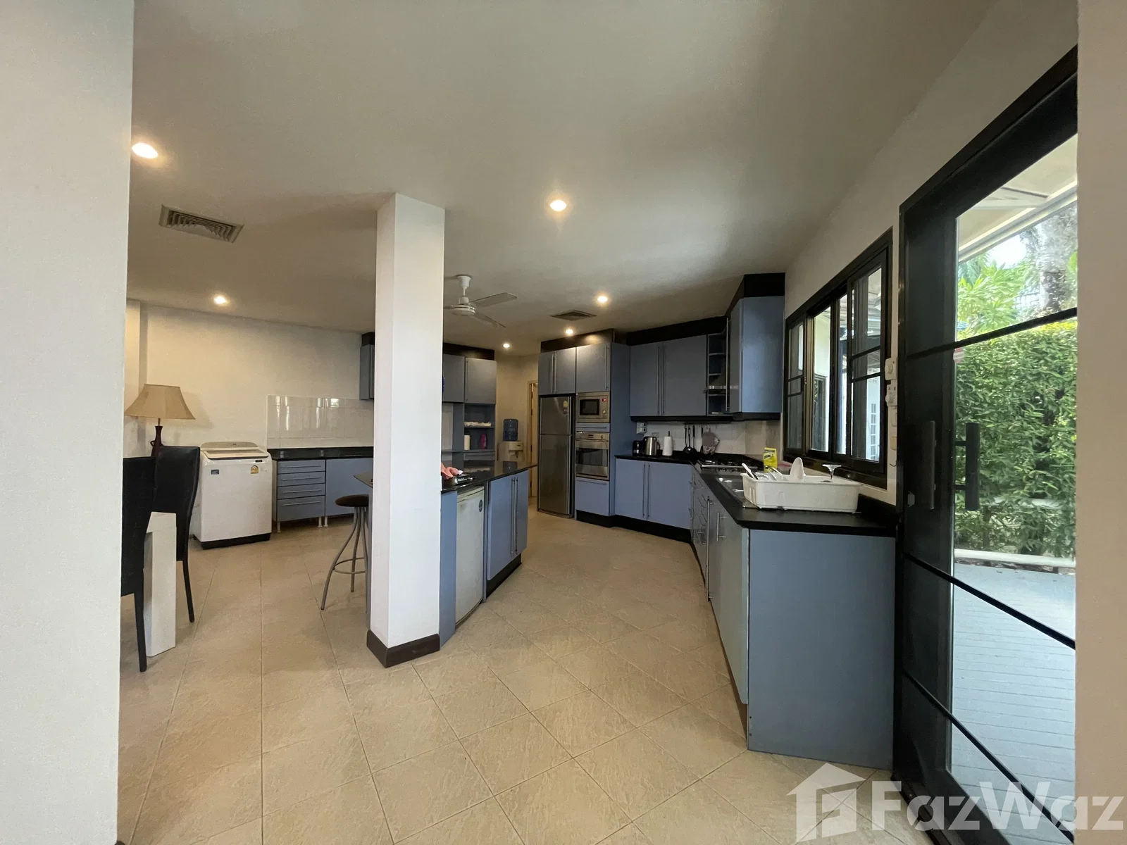 Large Size Affordable House, Just Minutes Walk To Beach 1995679