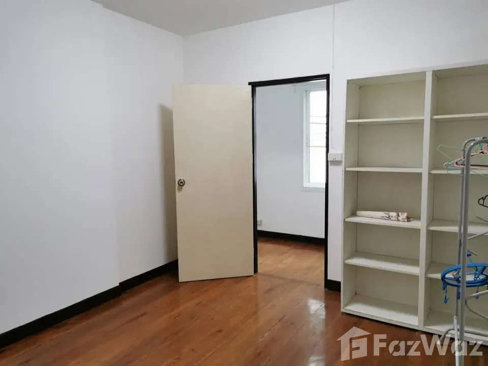 picture near malls, schools and parksLong-Term Luxury in Khlong Tan Nuea: 4-Bed/2-Bath Townhouse Awaits 1393660 - 6/10