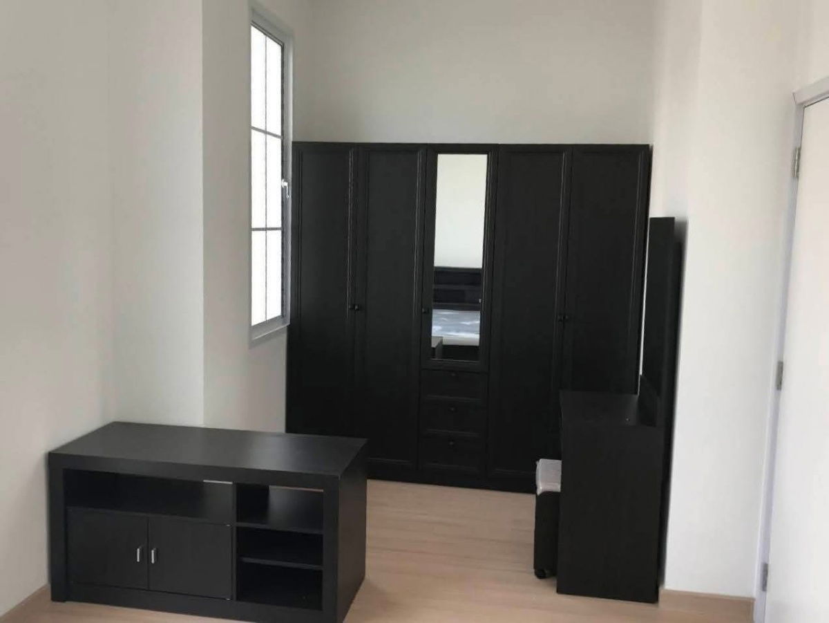 รูป 🏡 ให้เช่าทาวน์เฮ้าส์ 2 ชั้น หลังมุม หมู่บ้านเสนาวิลเลจ ติวานนท์–บางกะดี 4 ห้องนอน  2 ห้องน้ำ หลังมุม โปร่ง โล่ง อยู่สบาย ใกล้ถนนใหญ่  - รูปที่ 4/5