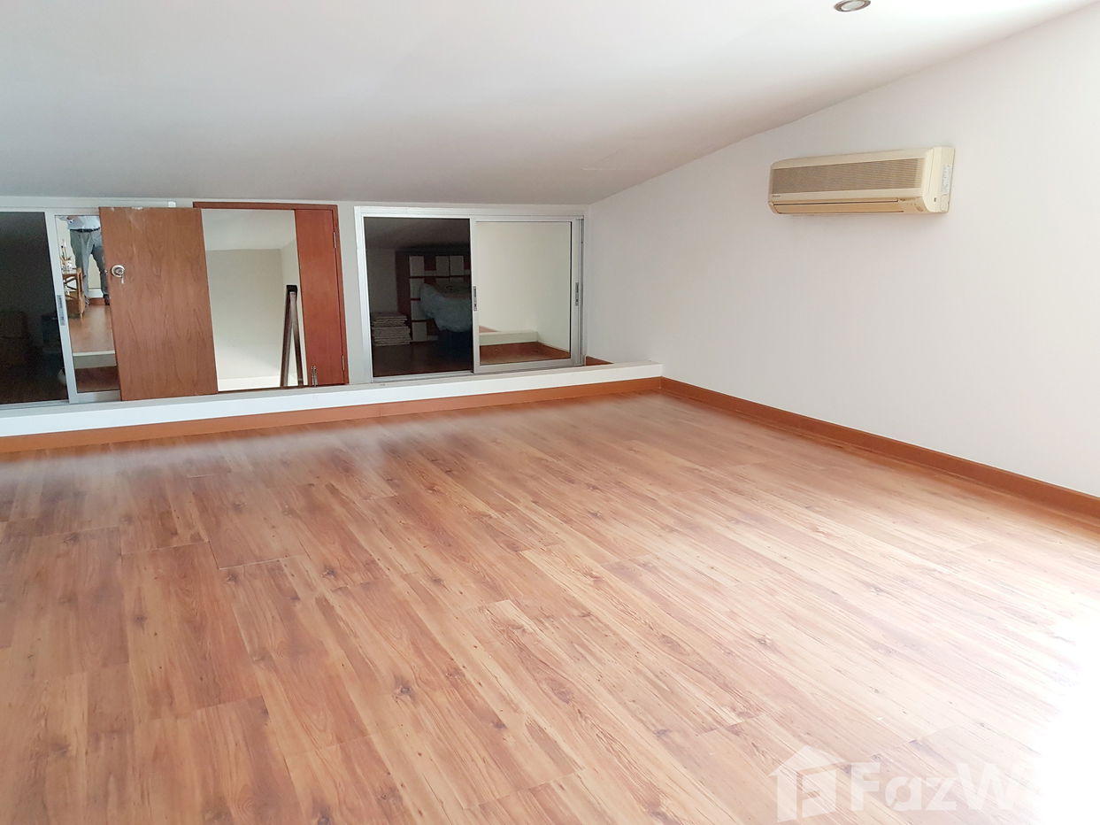 picture 4 Bedroom Townhouse for sale in Phra Khanong Nuea, Bangkok  1014626 - 29/30