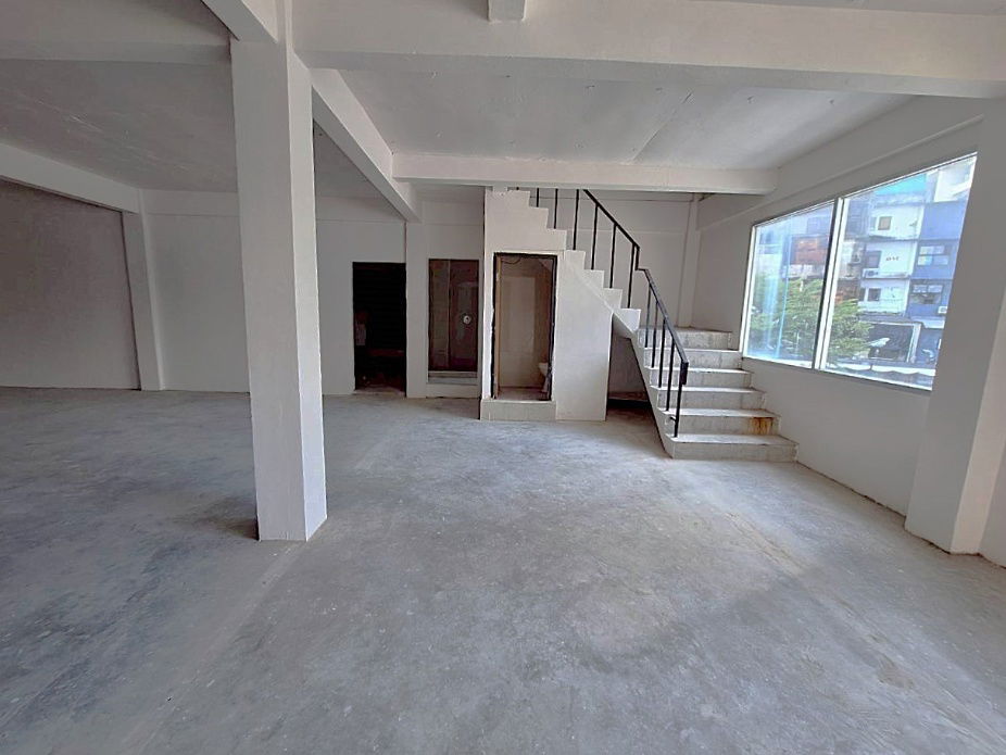 picture Commercial building, 5 units, in good condition with parking, near BTS ** NO CO-AGENT ** - 6/10
