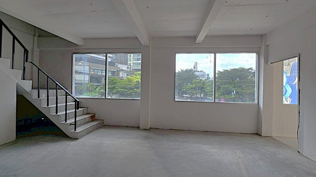 picture Commercial building, 5 units, in good condition with parking, near BTS ** NO CO-AGENT ** - 5/10