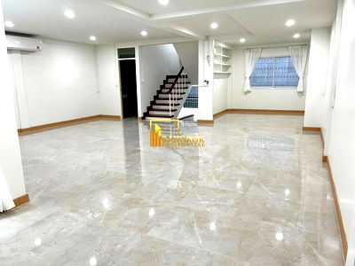 เช่าทาวน์โฮม ม.ศรีนครินทรวิโรฒ วิทยาเขตประสานมิตร : Superb 3 Bedroom Townhouse For Rent in Sukhumvit 11 - BR49060TH