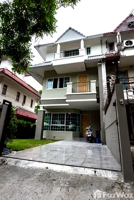 Townhouses for sale BITEC Bang Na : 3 Bedroom Townhouse for sale at Baan Lat Dao  1857702