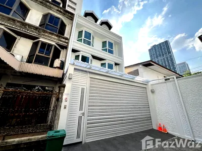 Townhouses for sale Srinakharinwirot University Prasanmit Campus : 4 Bedroom Townhouse for sale in Khlong Toei Nuea, Bangkok  5669549