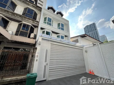 4 Bedroom Townhouse for sale in Khlong Toei Nuea, Bangkok 5669549