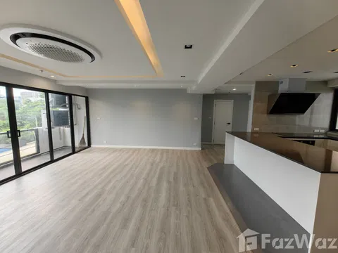 Fully Renovated 2 Bed/Bath Condo 5 mins walk to ONE Bangkok 2001166