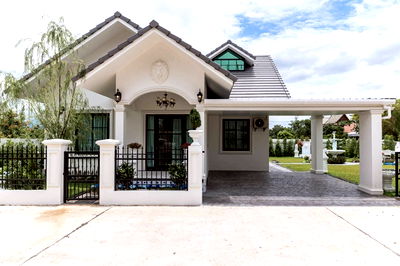 บ้านเดี่ยว เชียงใหม่ : ขายบ้านเดี่ยว 1 ชั้น สไตล์อังกฤษสุดหรู พร้อมสวนกว้างขวาง โครงการชาคริราห์วิลล์ หางดง-เชียงใหม่ T.0946511456