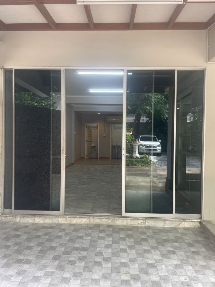 picture (D008) 2-storey house for rent, Sukhumvit 31, behind Prasarnmit Demonstration School, can park 2 cars. - 2/7