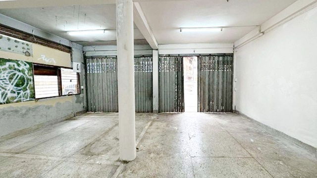 picture near BanthatThong Chinatown (Yaowarat) 2.8 km. BTS National Stadium. 900m. 2-unit 3-story commercial - 3/8