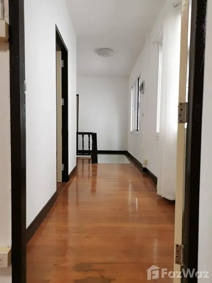 picture near malls, schools and parksLong-Term Luxury in Khlong Tan Nuea: 4-Bed/2-Bath Townhouse Awaits 1393660 - 5/10