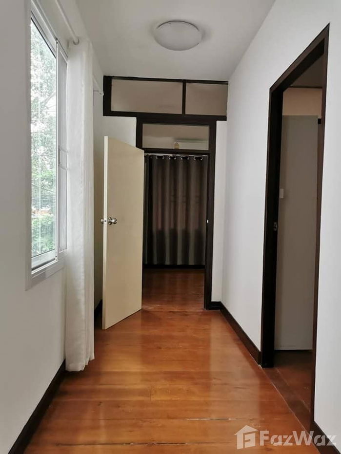 picture near malls, schools and parksLong-Term Luxury in Khlong Tan Nuea: 4-Bed/2-Bath Townhouse Awaits 1393660 - 7/10