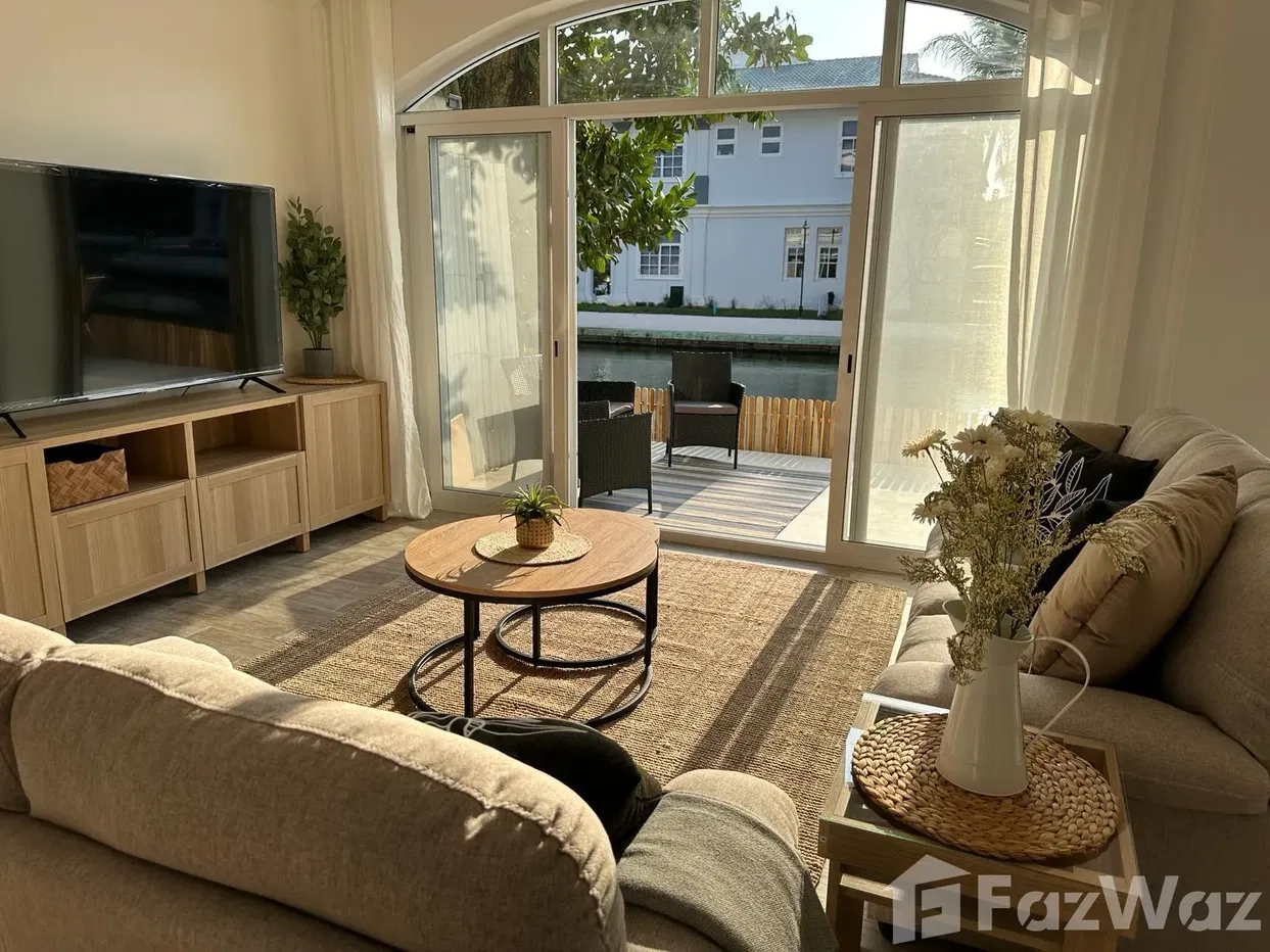 picture A beautiful 4-bedroom townhouse with a stunning lake view 5685493 - 1/35