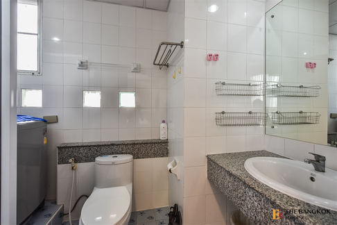 Convenient Travel, Great Value per Square Meter Pathumwan Resort near Airport Rail Link Phaya Thai Station