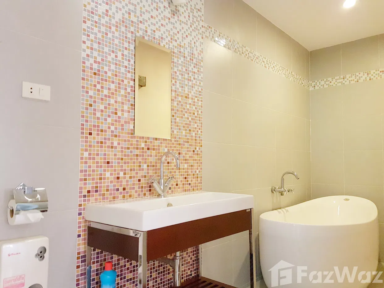 picture 4 Bedroom Townhouse for sale in Phra Khanong Nuea, Bangkok  1014626 - 25/30