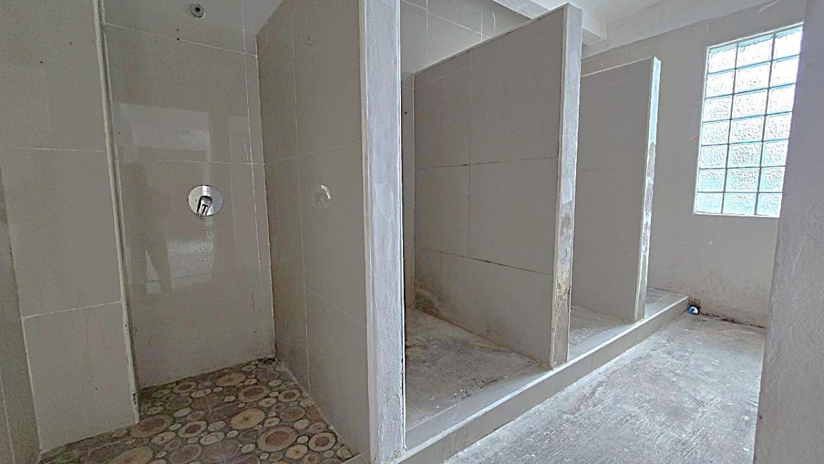picture Commercial building, 5 units, in good condition with parking, near BTS ** NO CO-AGENT ** - 8/10