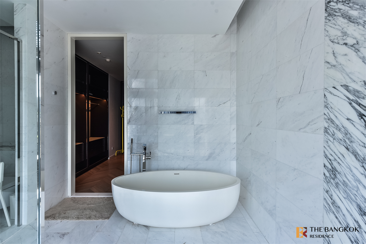 picture Premium Luxury Condo in Prime Location Four Seasons Private Residences - 8/10