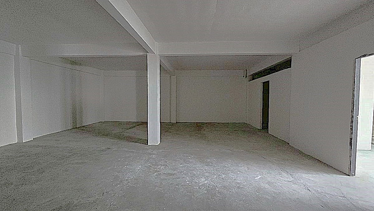 picture Commercial building, 5 units, in good condition with parking, near BTS ** NO CO-AGENT ** - 7/10