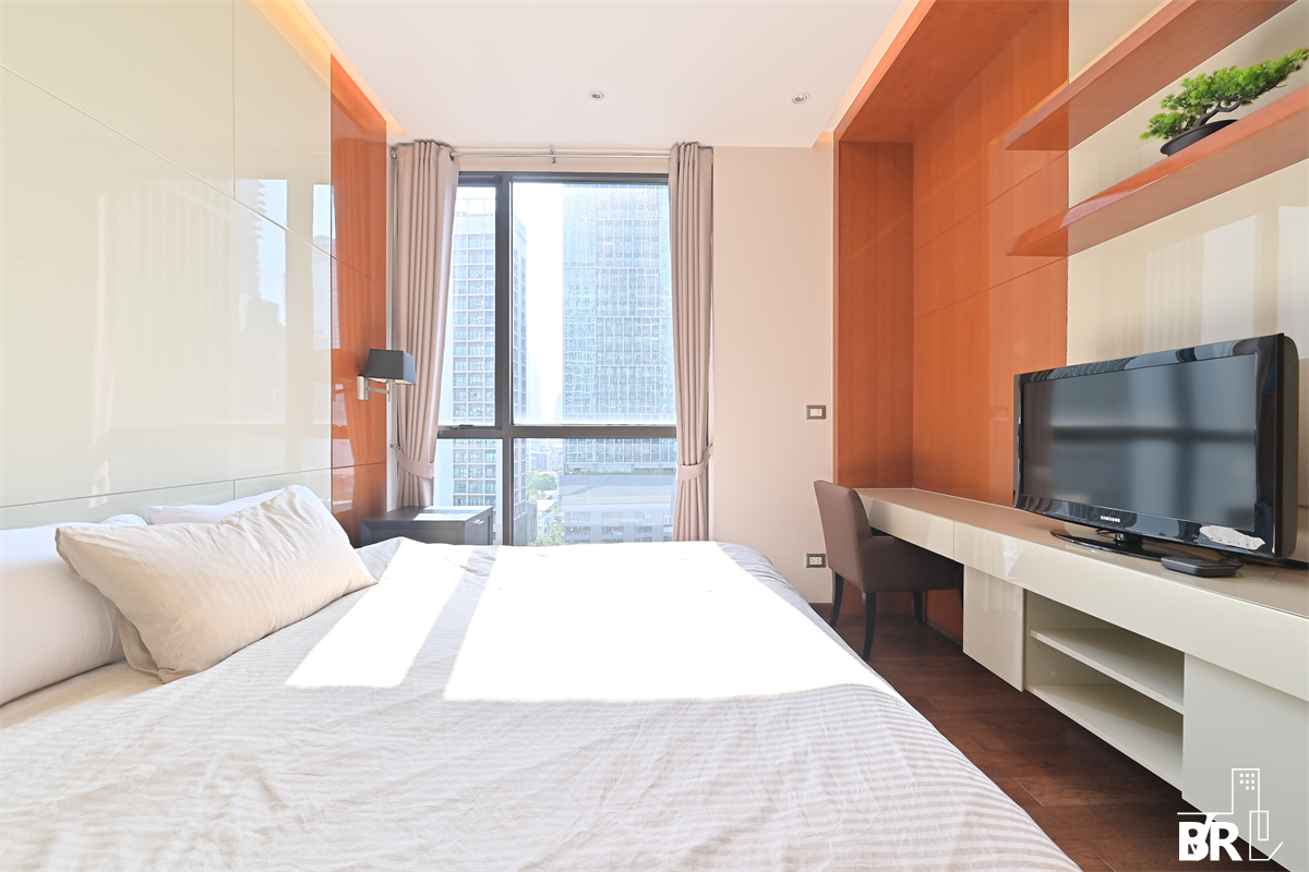 picture The Address Sukhumvit 28 near BTS Phrom Phong Move-in Ready, Just Bring Your Stuff - 6/10