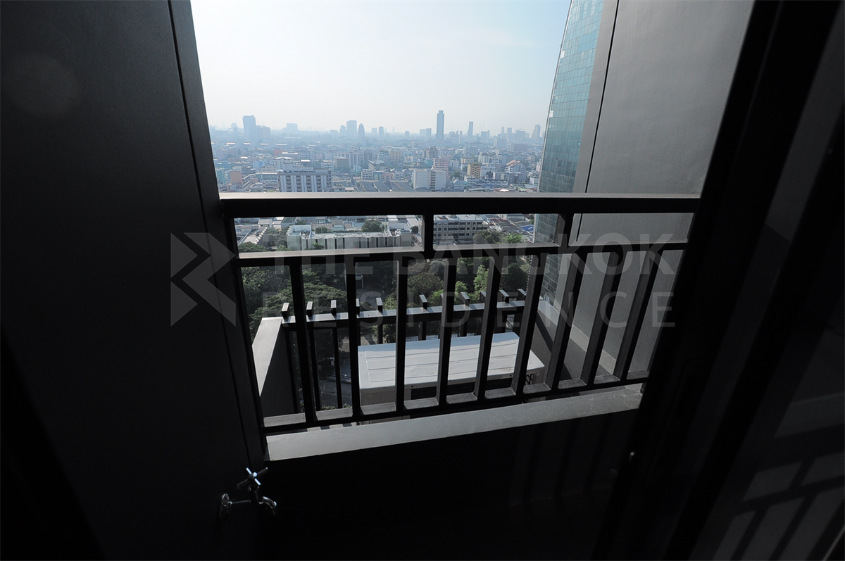 picture Ivy Ampio Premium Unit Close to All Conveniences near MRT Cultural Center of Thailand Station - 1/10