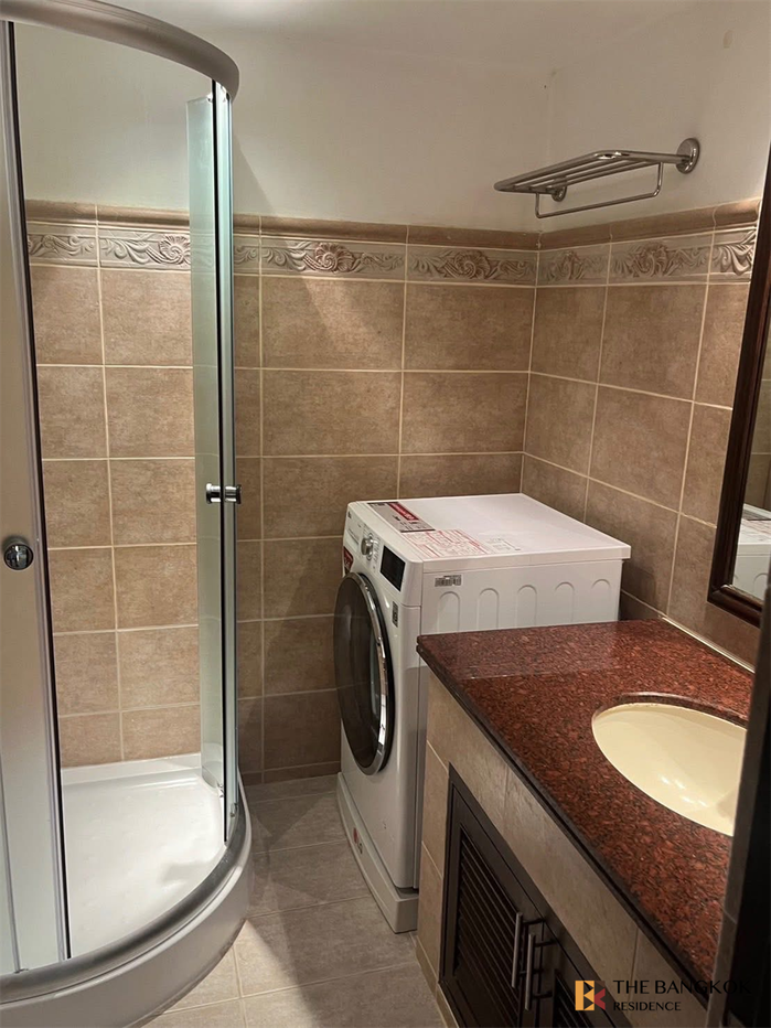 picture Sukhumvit Suites near BTS Nana Ideal City Living at a Great Price - 7/9