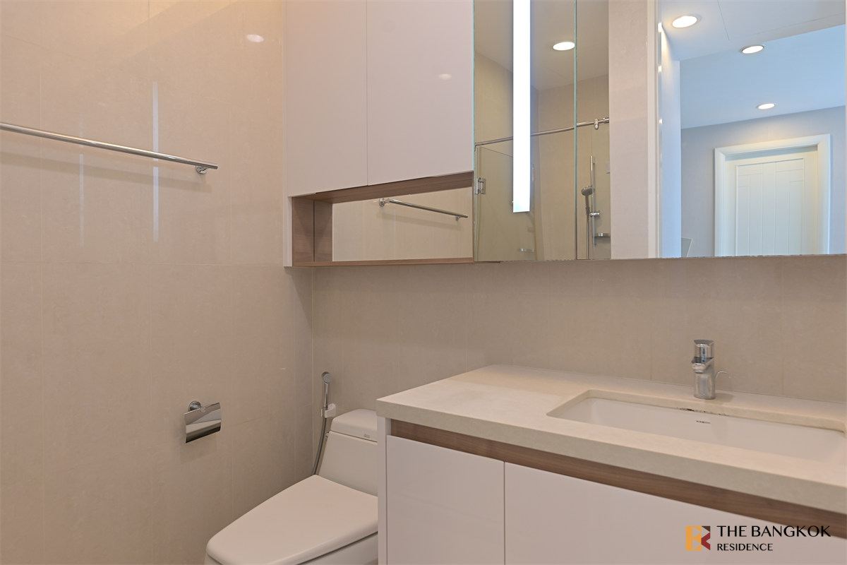 picture Q Langsuan near BTS Ratchadamri Move-in Ready, Just Bring Your Stuff - 3/10