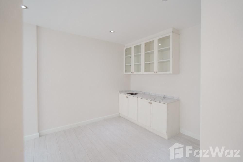 picture 4 Bedroom Townhouse for sale in Khlong Toei Nuea, Bangkok  5605767 - 15/16