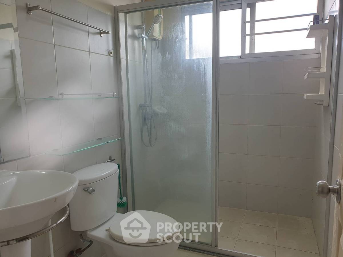 picture 2-BR Condo at Supalai Park Asoke Ratchada near MRT Phra Ram 9 (ID 996576) - 4/8