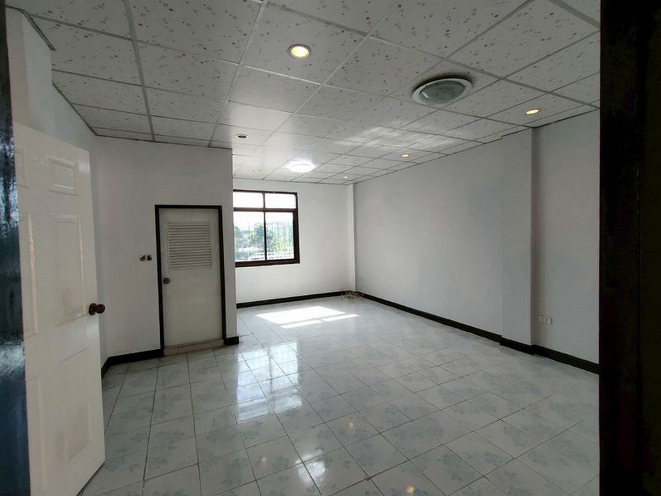 picture Call : 096-998-9779 Commercial buildings 4.5 story in a prime location next to the Navanakorn Industrial Estate - 6/13