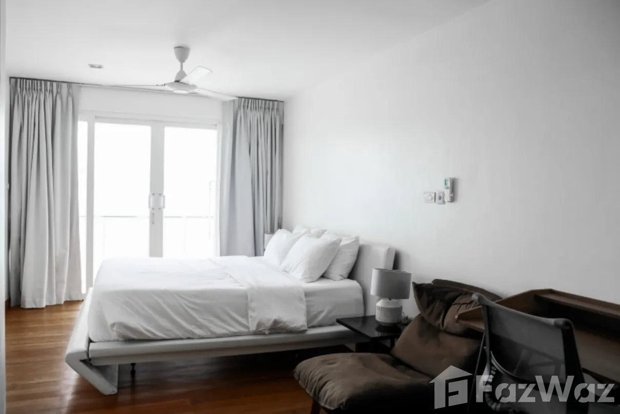 Beachfront waterside 5692860