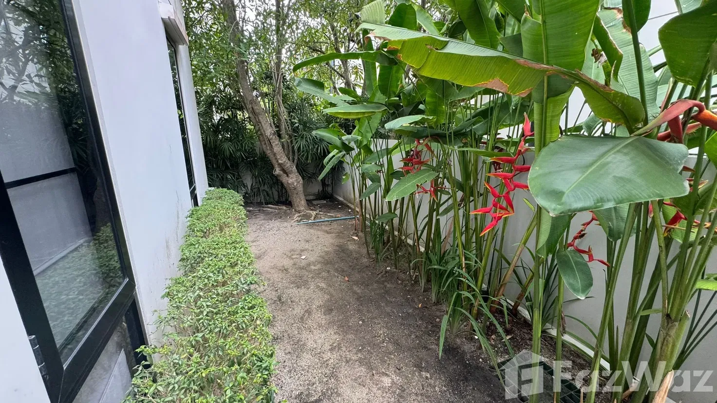 picture Contemporary 5-Bedroom Laguna Park Townhouse with Private Gr 5716928 - 10/28