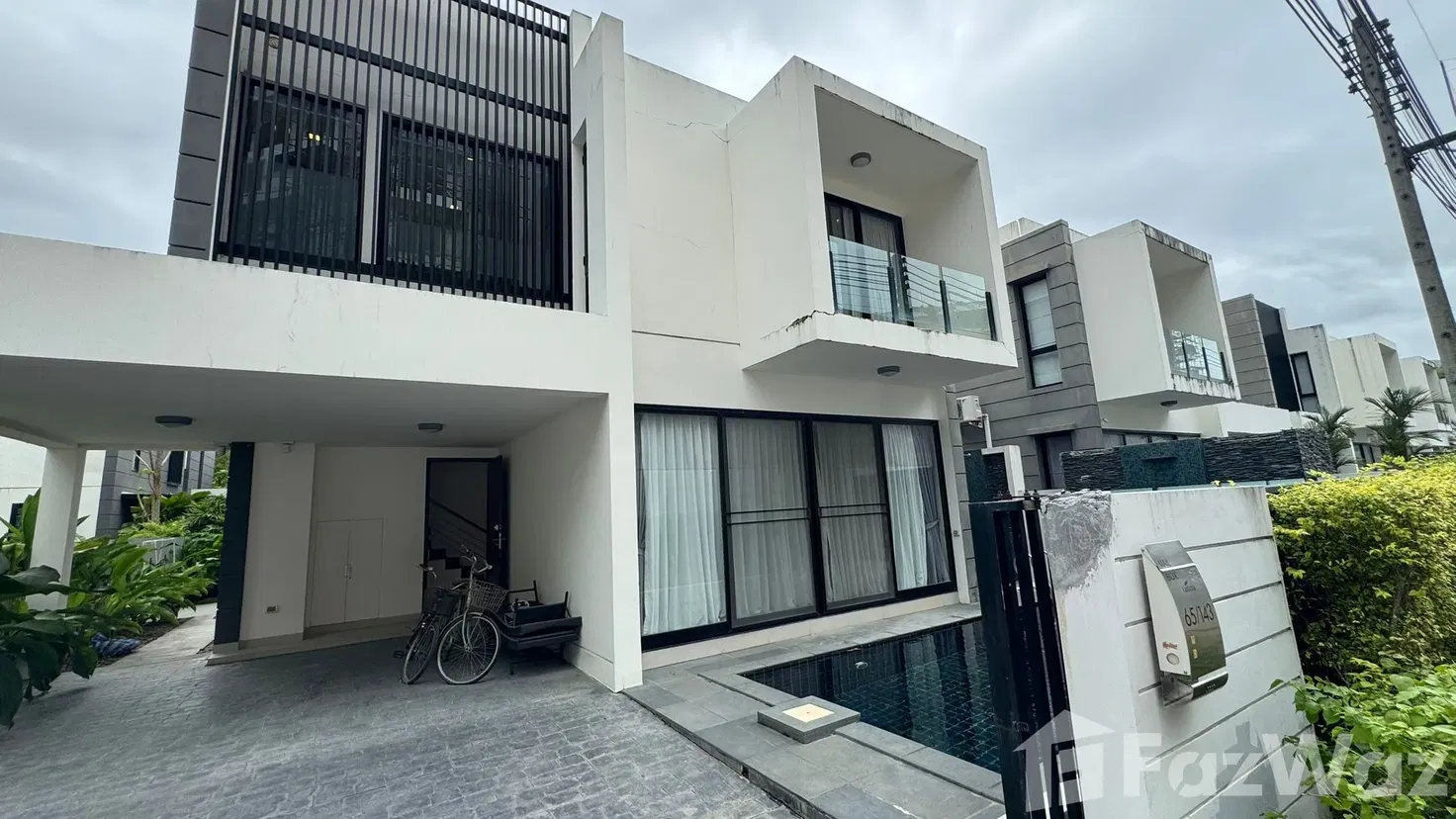 picture Contemporary 5-Bedroom Laguna Park Townhouse with Private Gr 5716928 - 1/28