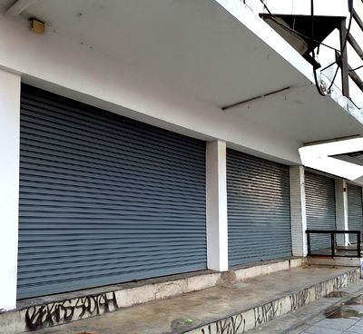 Shophouses for rent Srinakharinwirot University Prasanmit Campus : Commercial building, 5 units, in good condition with parking, near BTS ** NO CO-AGENT **