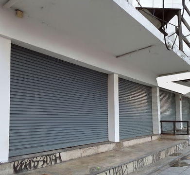 Commercial building, 5 units, in good condition with parking, near BTS ** NO CO-AGENT **