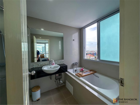 Book before anyone else The Niche Taksin
