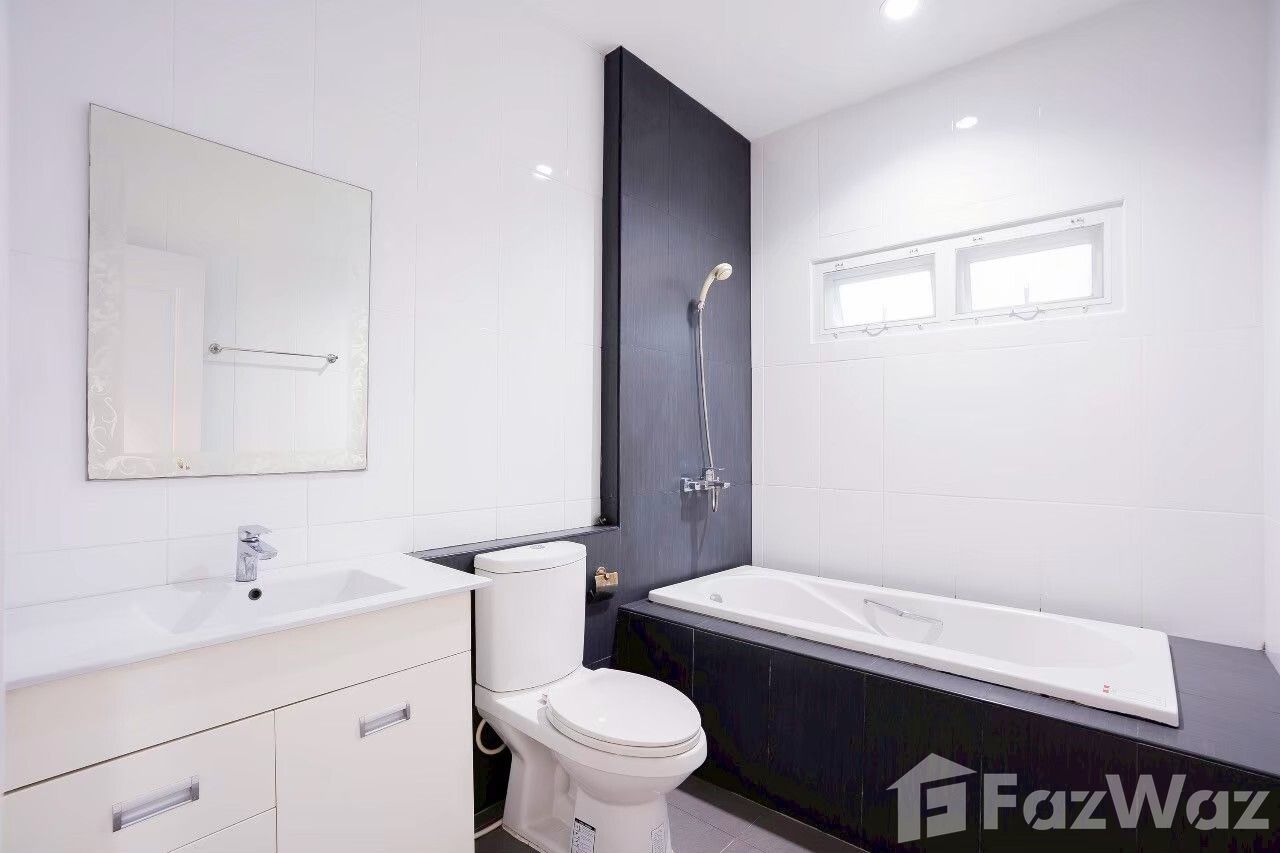 รูป Big house 3 bedrooms 4 bathroom only 6 minutes to downtown 1838146 - รูปที่ 20/23