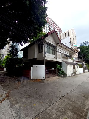 บ้านเดี่ยว เขตคลองเตย : ขายบ้าน2หลังติดกัน ใกล้แยกอโศก