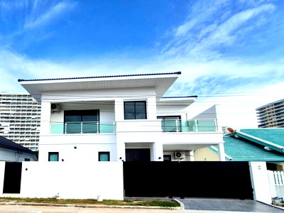 Houses for sale Bang Lamung Chonburi : Very beautiful Pool villa for sale @ (Grand Jomtien Villa)