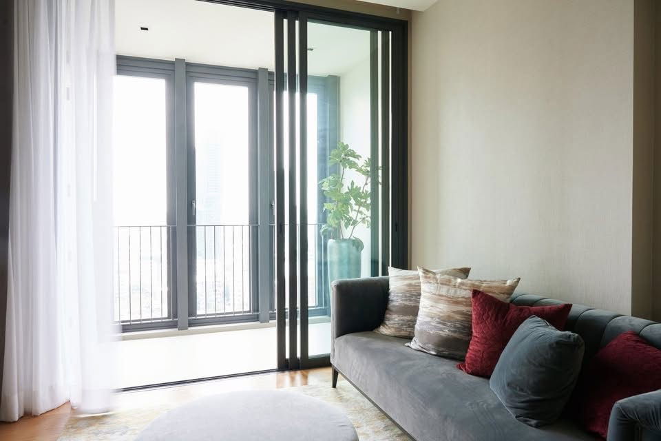 รูป Luxury condo for rent in the heart of Bangkok between Thonglor and Phrompong offer 1bedroom 57.75sqm on 22floor with super excellent facilities. - รูปที่ 2/8