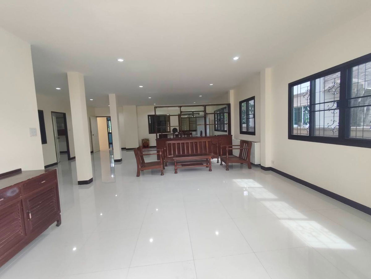 รูป ให้เช่า บ้านเดี่ยว 2ชั้น พื้นที่ 109 ตรว. พื้นที่ใช้สอย 280 ตรม. 5ห้องนอน 3ห้องน้ำ จอดรถ 2คัน  รีโนเวทเพิ่งเสร็จ สภาพใหม่มาก - รูปที่ 3/9