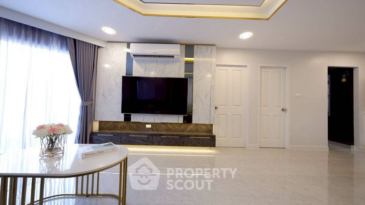 picture 4-BR Condo at Belle Grand Rama 9 near MRT Phra Ram 9 (ID 2317399) - 2/9