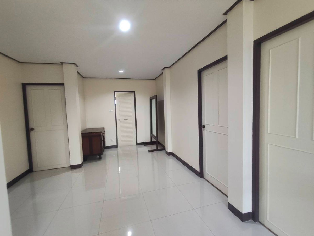 รูป ให้เช่า บ้านเดี่ยว 2ชั้น พื้นที่ 109 ตรว. พื้นที่ใช้สอย 280 ตรม. 5ห้องนอน 3ห้องน้ำ จอดรถ 2คัน  รีโนเวทเพิ่งเสร็จ สภาพใหม่มาก - รูปที่ 8/9