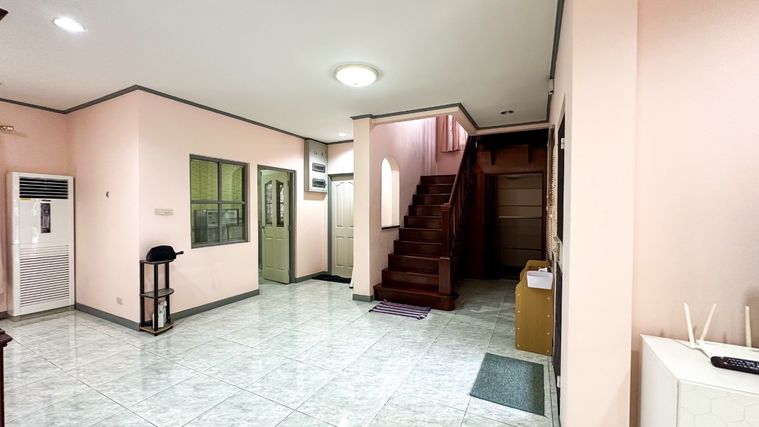 3-bed house for rent, 180 sqm, 63 sq wah, Manthana Prayasuren 26